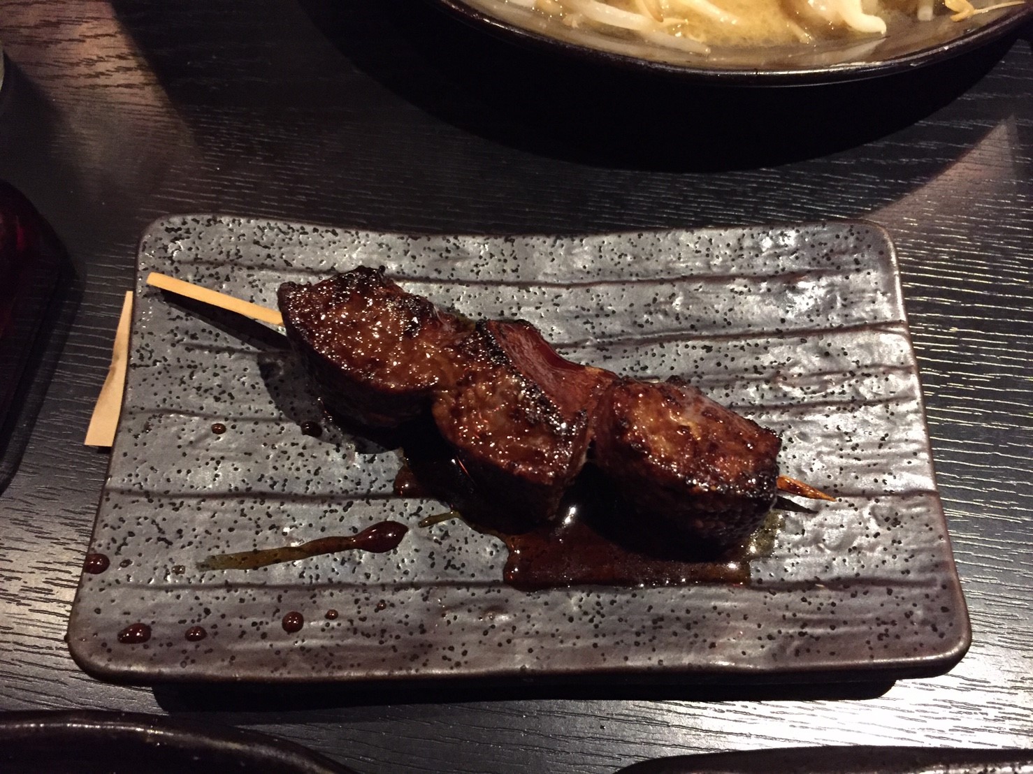 居酒屋『豚匠』の豚肉串焼きセットメニュー「おまかせ串」のタレ味